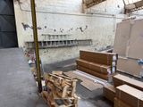 une pile de cartons sur une palette dans un entrepôt