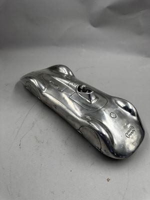un téléphone portable argenté posé sur une table blanche