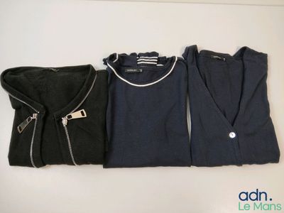 trois chemises sont alignées les unes à côté des autres sur une table