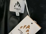a label on a black jacket that says attrait