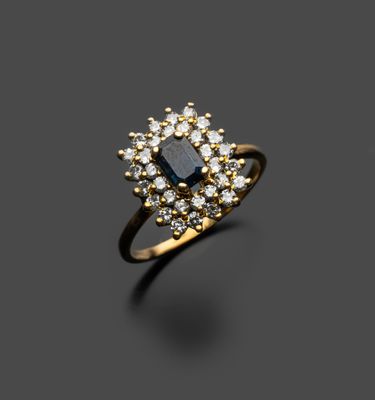 une bague à grappes de saphirs et de diamants