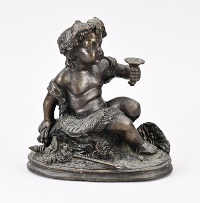 une image représentant une statue d'un homme assis sur un rocher, tenant un oiseau