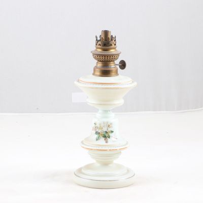 Lampe à pétrole de forme balustre en opaline blanche à décor…