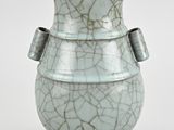 un vase blanc orné d'un motif craquelé