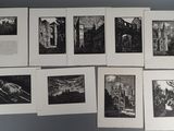 plusieurs photographies en noir et blanc représentant un ensemble de bâtiments accrochées à un mur