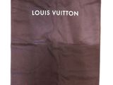 housse à vêtements Louis Vuitton marron avec un lettrage blanc