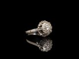 gros plan d'une bague en diamant sur une surface noire
