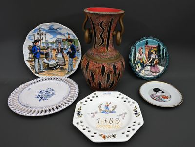 Lot de cinq assiettes décoratives et un vase (hauteur 29cm).