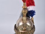 une image représentant un casque orné d'une crête rouge, blanche et bleue