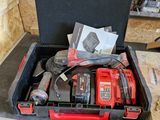 une boîte à outils avec des outils posés sur une table