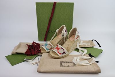 une paire de chaussures et un sac posés sur une table