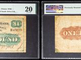 Trois types différents d'anciennes pièces de monnaie sont exposés dans une vitrine.