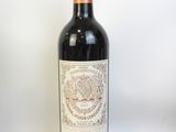 la bouteille de vin rouge est posée sur la table