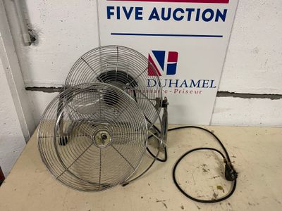 un ventilateur posé sur une table à côté d'un panneau
