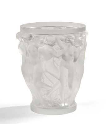 un vase en verre avec un motif sur une surface blanche