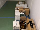 de nombreuses caisses de bière posées sur une palette dans le couloir
