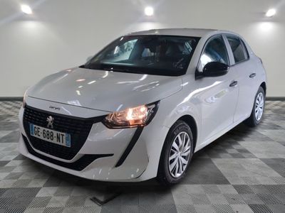 la photo d'une voiture blanche sur un sol en damier