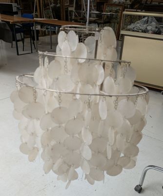 un lustre fait de coquillages suspendu au plafond