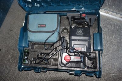 un boîtier bleu contenant des composants électroniques