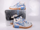 une boîte contenant une paire de chaussures