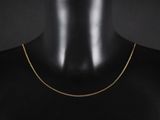 un collier à chaîne en or sur un mannequin mannequin mannequin mannequin mannequin mannequin mannequin mannequin mannequin mannequin