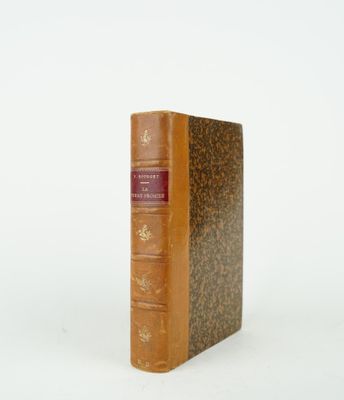 un vieux livre posé sur une table à côté d'un fond blanc