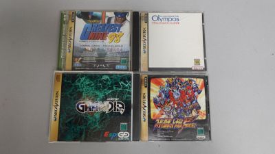 quatre CD posés sur une table