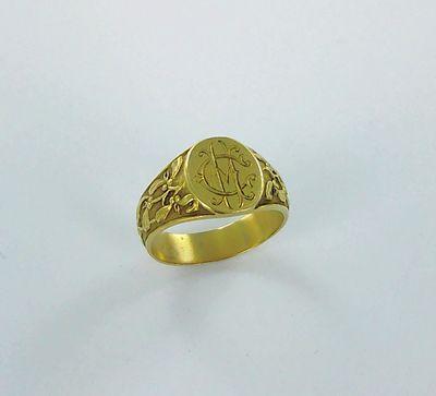 gros plan d'une bague en or sur une surface blanche