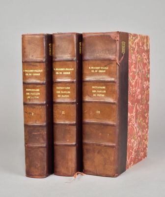 deux vieux livres posés l'un sur l'autre sur une table