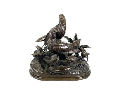 statue en bronze représentant un oiseau perché sur une branche d'arbre, sur fond blanc