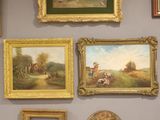 de nombreux tableaux accrochés aux murs de cette pièce