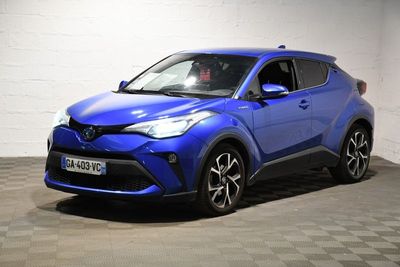 un SUV Toyota C-HR bleu garé dans un garage