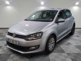 la volkswagen polo argentée est garée sur un carrelage à carreaux