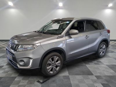 le SUV argenté est garé sur le sol en damier d'un garage