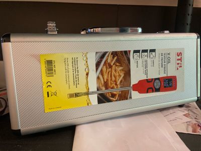 une valise sur laquelle est posée une étiquette de prix, posée sur une table