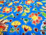une table bleue ornée d'un motif floral coloré