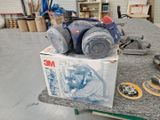 une boîte sur laquelle sont posés deux aspirateurs