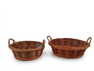 deux paniers en osier marron munis d'anses, sur fond blanc