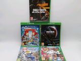La collection de jeux Xbox est exposée sur une surface blanche