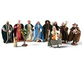 de nombreuses figurines représentant des personnes vêtues de costumes variés
