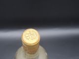 gros plan d'une bouteille de vin sur une table