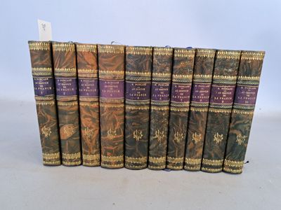 six vieux livres sont alignés sur une table