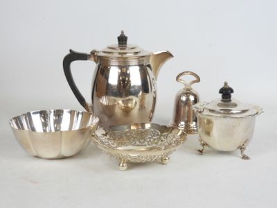 un service à thé en argent posé sur une table, avec un bol et une tasse