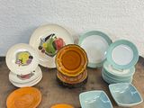 beaucoup d'assiettes et de bols sur la table