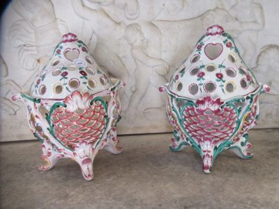 Deux pique-fleurs en faïence probablement Moustier, époque X…