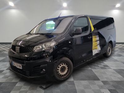 la photo d'une camionnette noire garée dans une pièce
