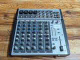 une console de mixage posée sur une table en bois