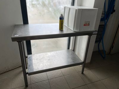 un micro-ondes posé sur une table devant une fenêtre