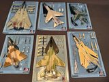 six maquettes d'avions en plastique exposées sur une table