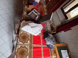 un lit et une chaise dans une pièce au sol carrelé